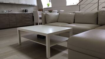 Maisonette (Aircondition) | Wohnbereich | Flachbildfernseher