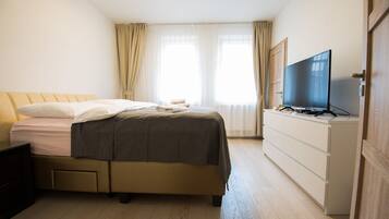 1 Schlafzimmer, hochwertige Bettwaren, Schreibtisch