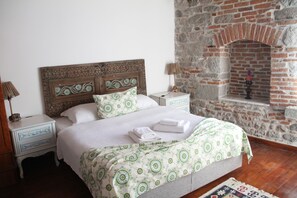 Suite 3 | เครื่องนอนระดับพรีเมียม, ห้องเก็บเสียง, เตารีด/โต๊ะรีดผ้า, Wi-Fi ฟรี