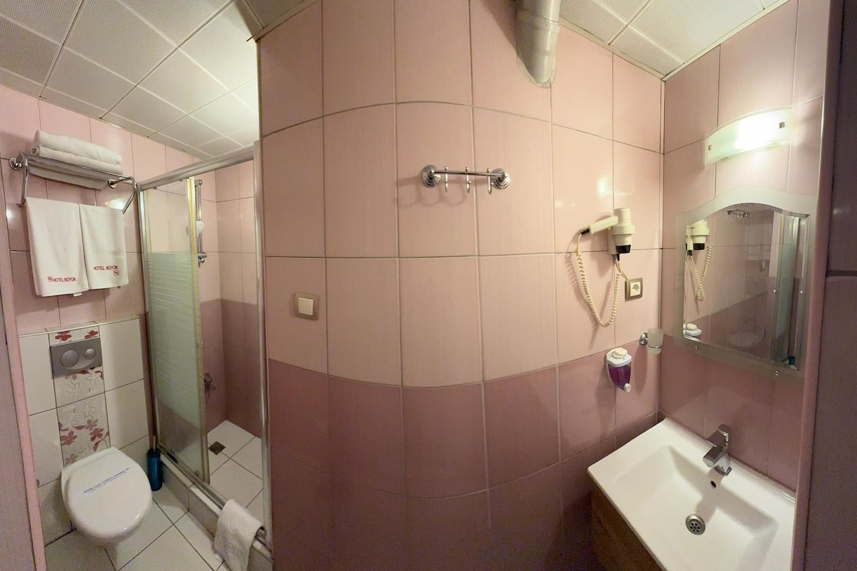 standard twin room | bathroom | shower, free toiletries, hair dryer, slippers