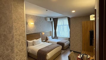 Habitación triple familiar | Artículos del minibar gratis y caja de seguridad en la habitación