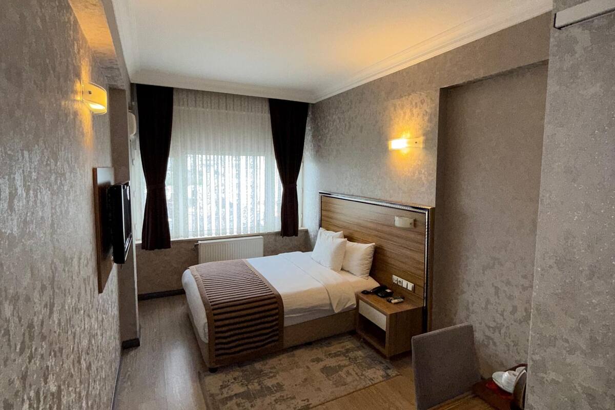 standard double room | 1 bedroom, free minibar items, in-room safe, desk