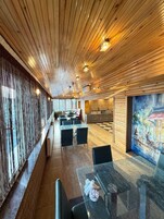 每日供应自助式早餐（每人 EUR 8）