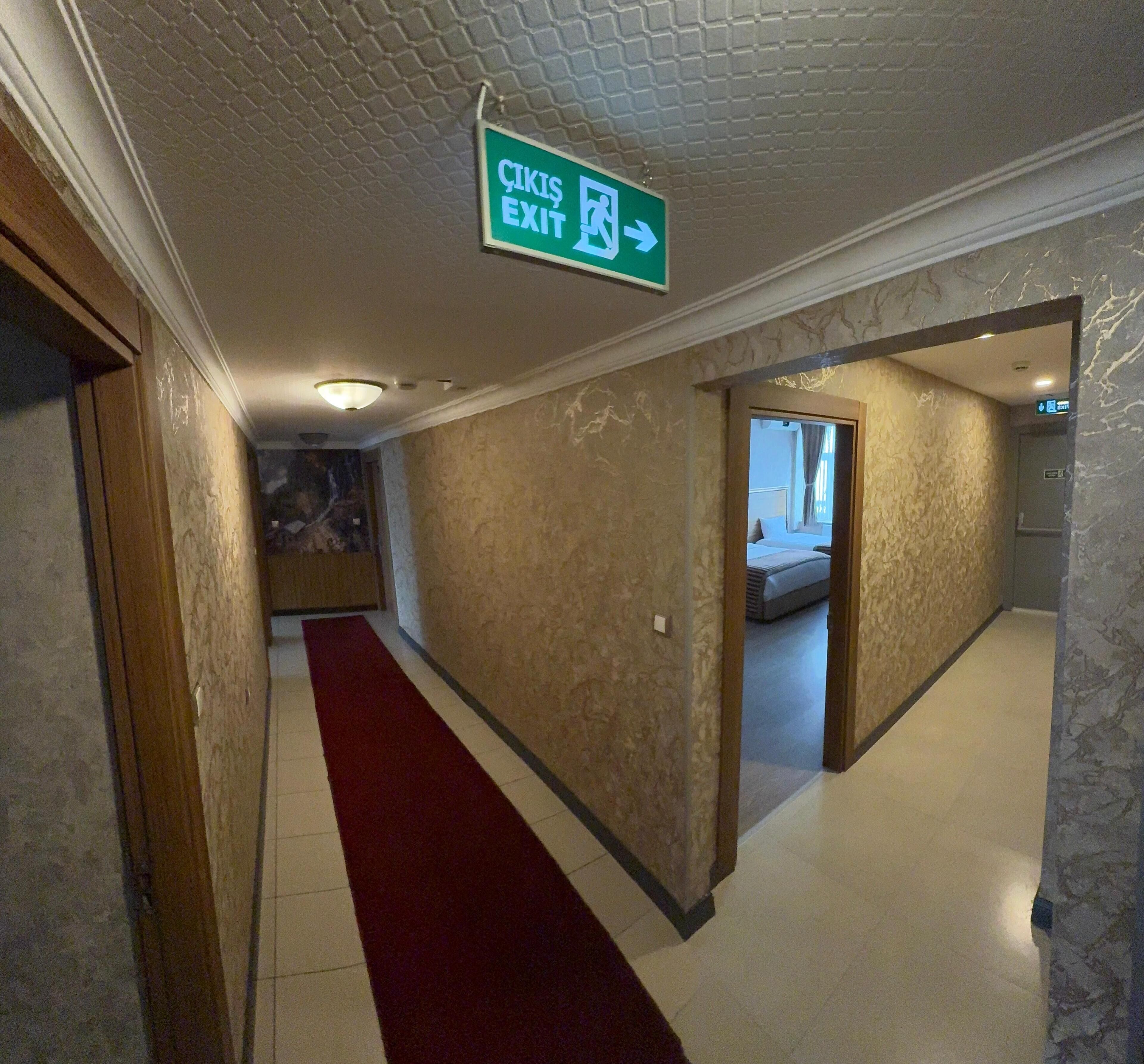 standard twin room | 1 bedroom, free minibar items, in-room safe, desk