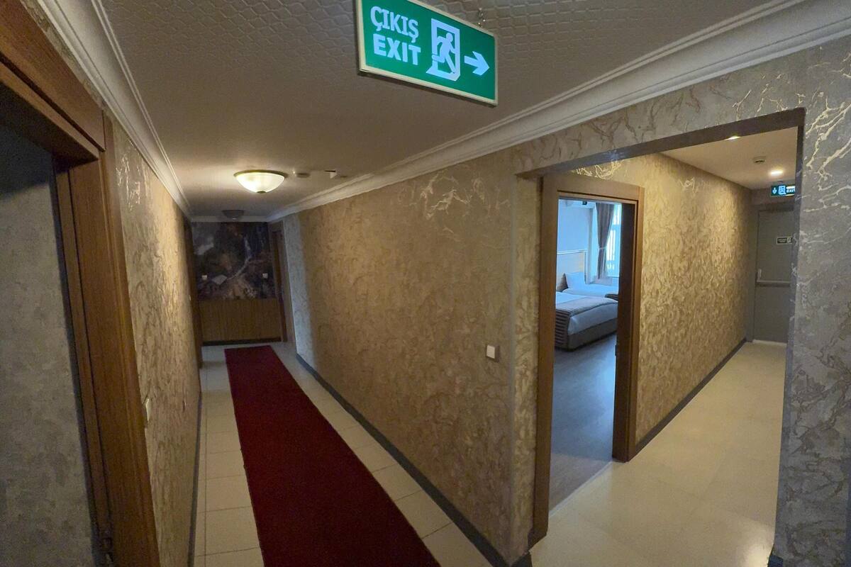 standard twin room | 1 bedroom, free minibar items, in-room safe, desk