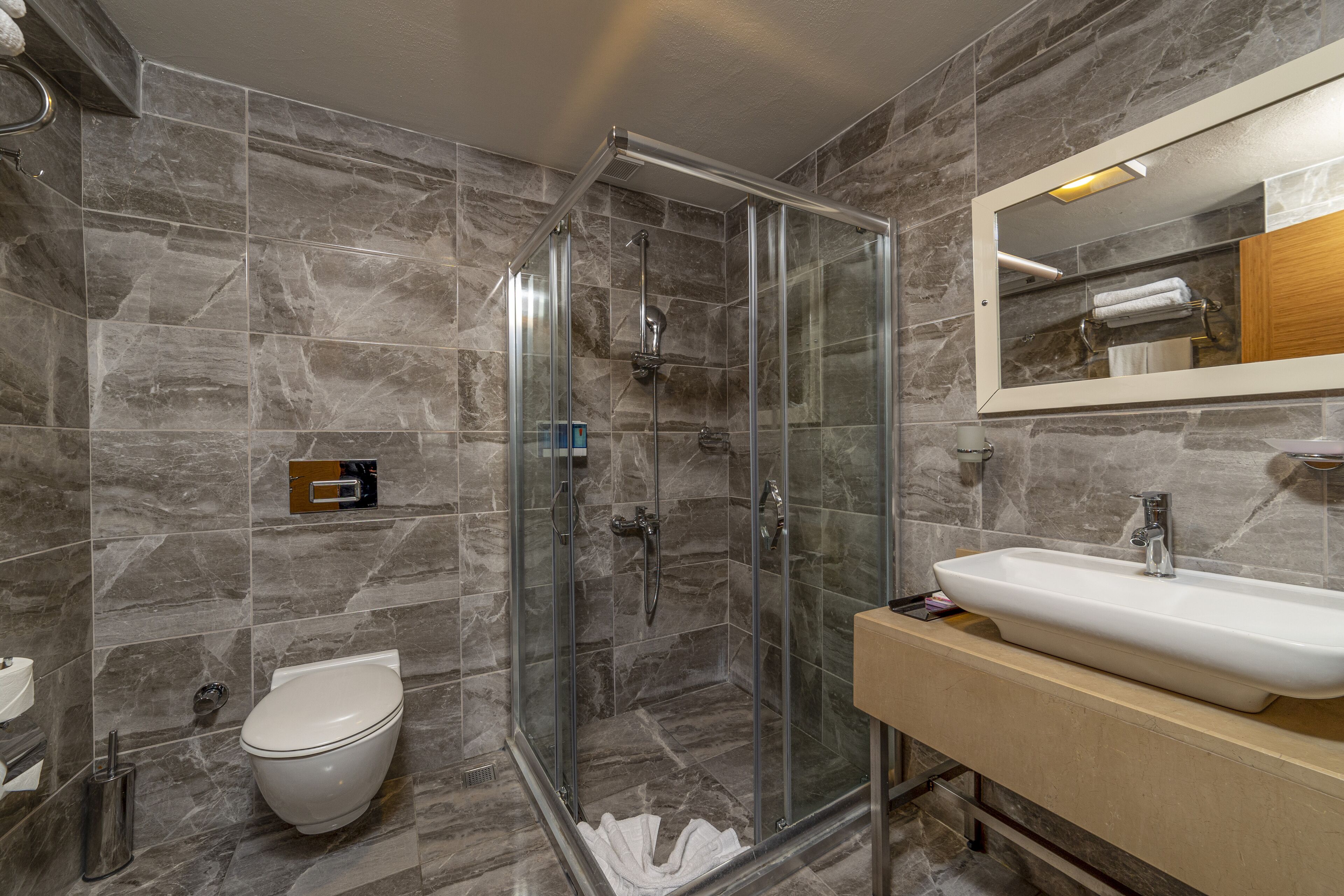 Family Room | Bathroom | Shower, free toiletries, hair dryer, slippers