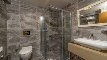 Family Room | Bathroom | Shower, free toiletries, hair dryer, slippers