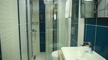 Standard Double or Twin Room | Bathroom