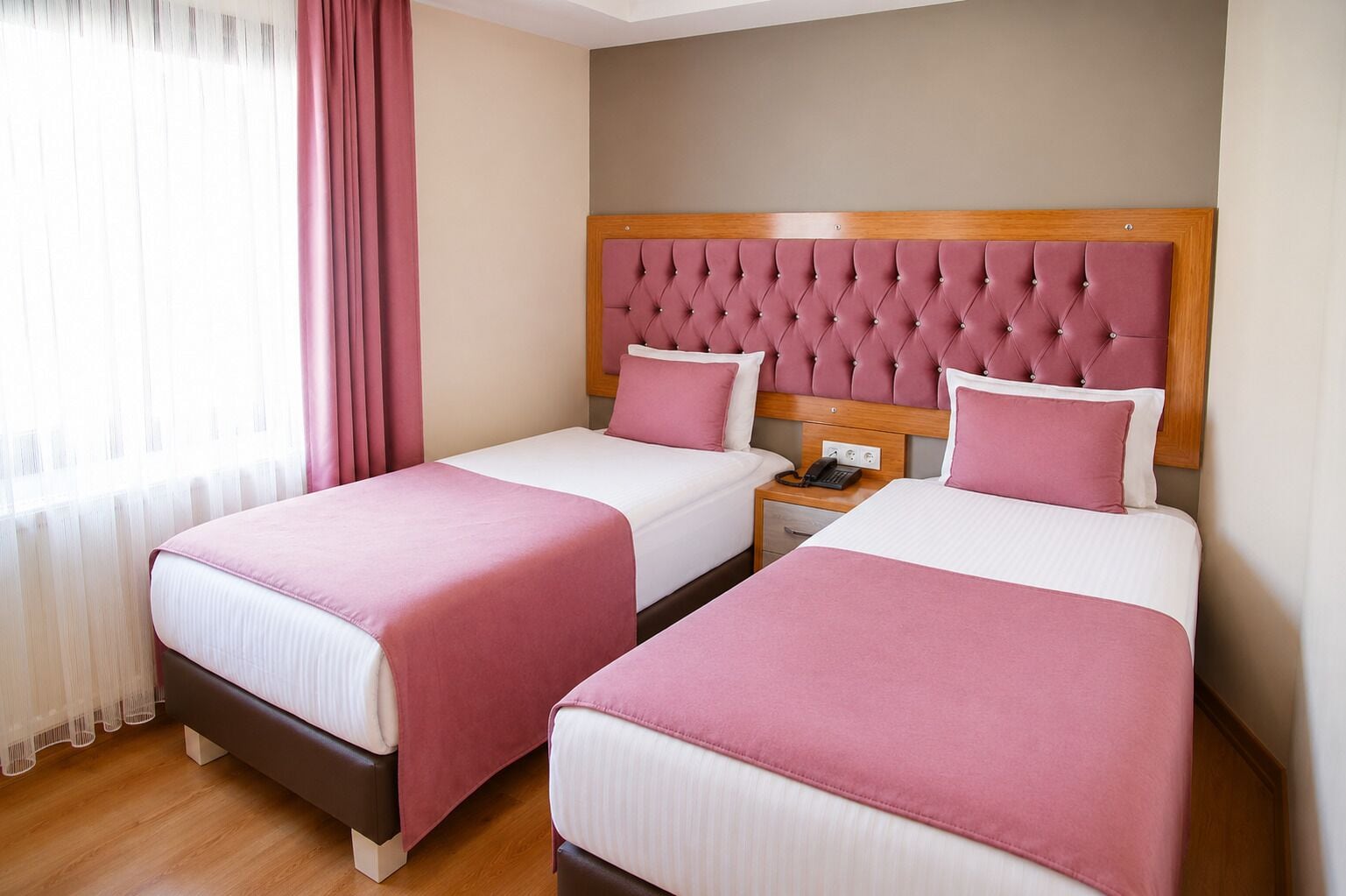 Standaard kamer, 1 twee- of 2 eenpersoonsbedden | Een minibar, een kluis op de kamer, geluiddichte muren, gratis wifi