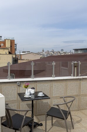 Vierpersoonskamer, balkon | Een minibar, een kluis op de kamer, geluiddichte muren, gratis wifi