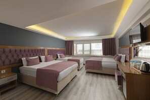 Habitación familiar | Minibar, caja de seguridad en la habitación y insonorización