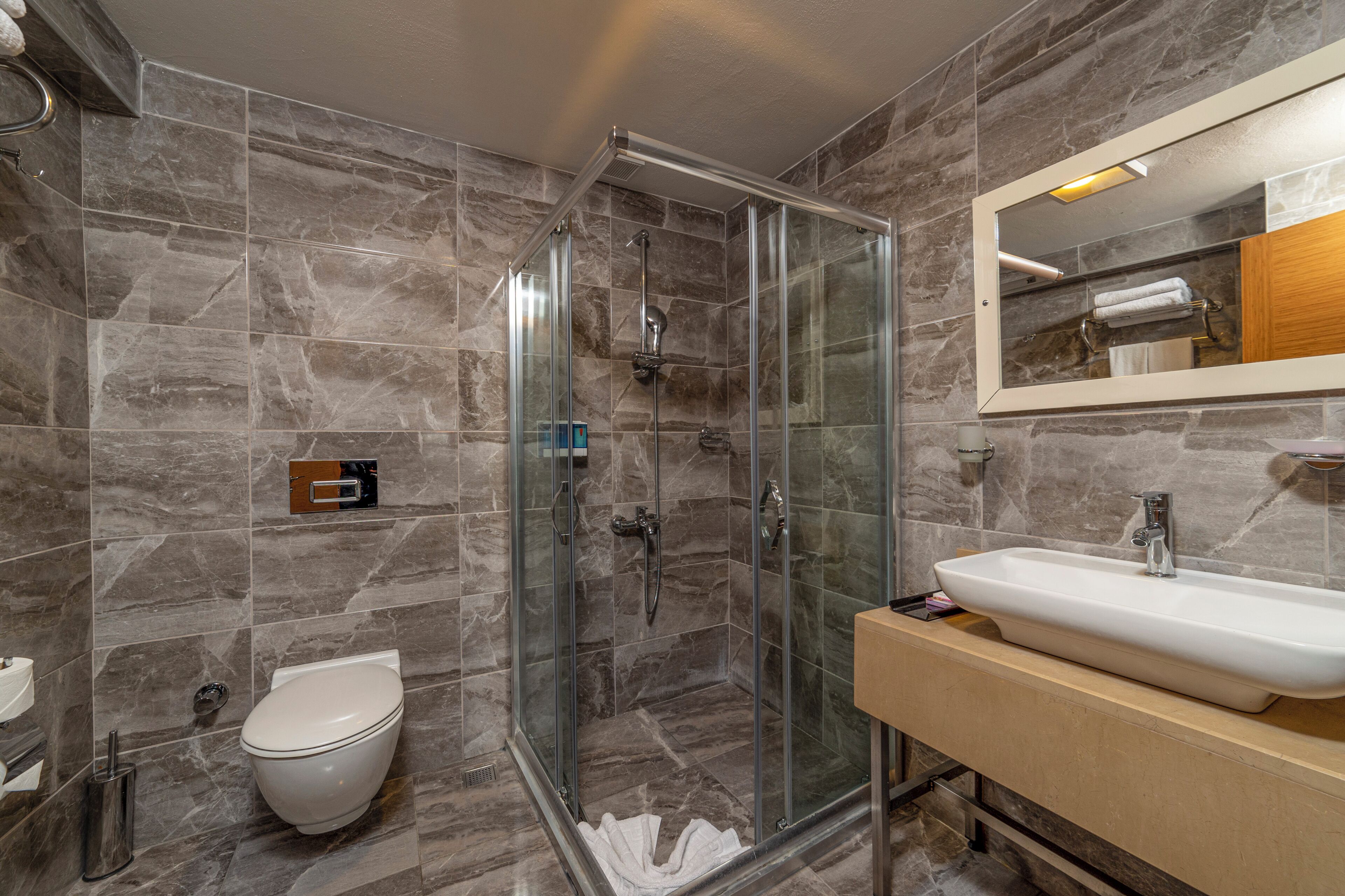 Habitación familiar | Baño | Ducha, artículos de higiene personal gratuitos y secador de pelo