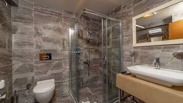 Habitación familiar | Baño | Ducha, artículos de higiene personal gratuitos y secador de pelo