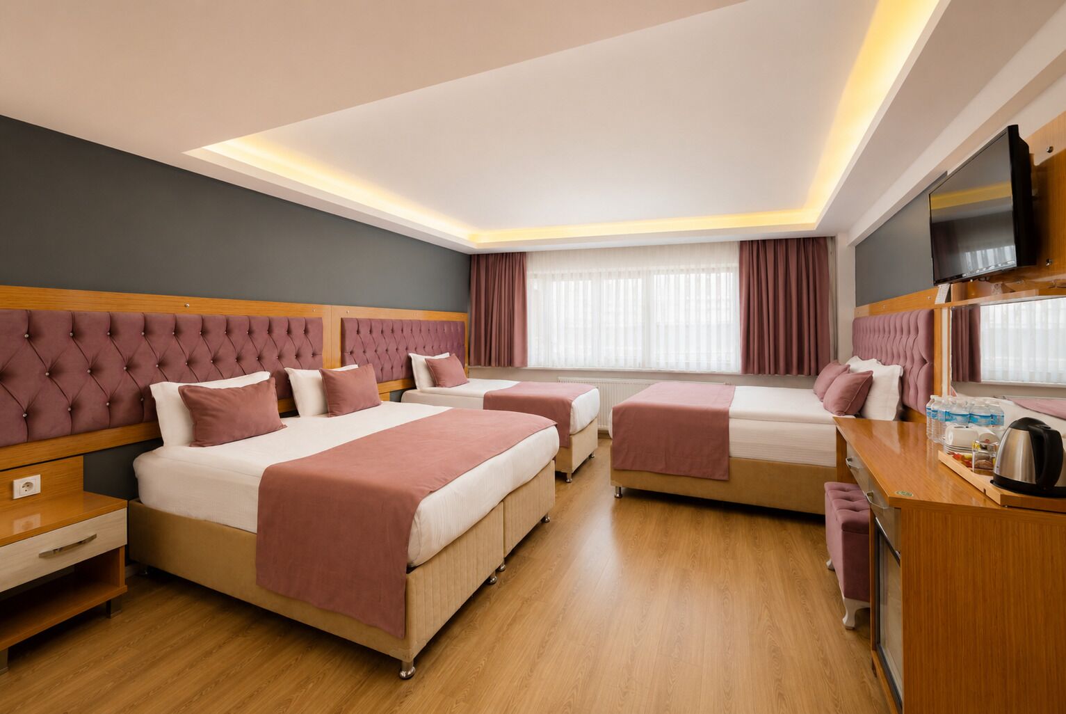 Familiekamer | Een minibar, een kluis op de kamer, geluiddichte muren, gratis wifi
