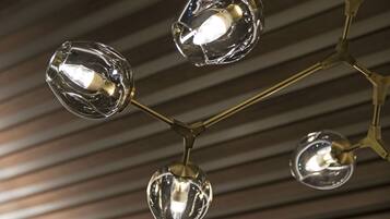 Un candelabro con múltiples bombillas esféricas de vidrio y estructura metálica.