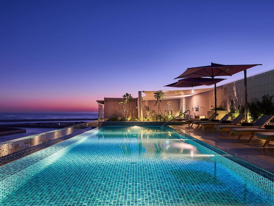 Utendørsbasseng og solsenger