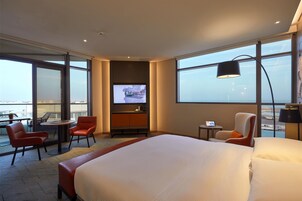 Grand Deluxe Room Marina View | Breakfast area | Free daily buffet breakfast 