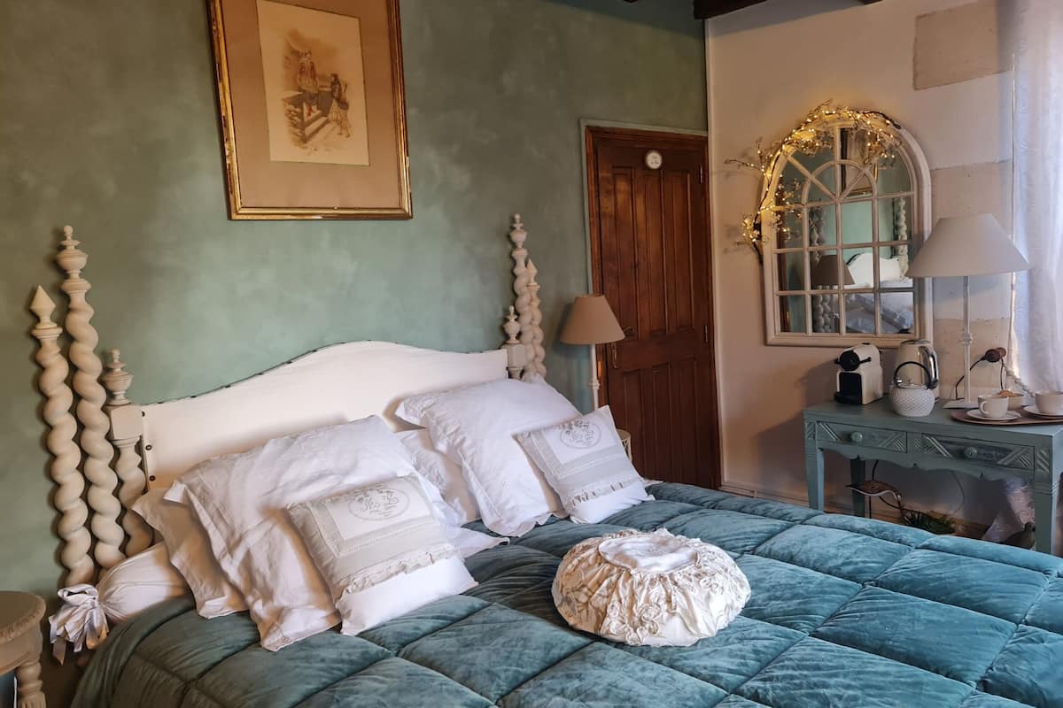 Chambre Double, salle de bains attenante, vue jardin