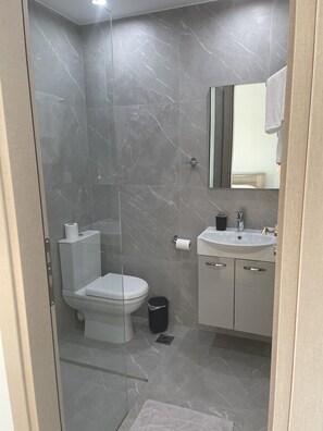 Standaard tweepersoonskamer, 1 slaapkamer | Badkamer | Een douche, handdoeken