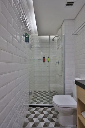 Appartamento Business | Bagno | Set di cortesia gratuito, asciugacapelli, asciugamani, sapone
