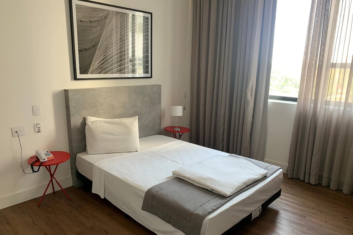 Standard Room, Accessible | Bar mini, peti besi dalam bilik, langsir/tirai gelap terus, kalis bunyi