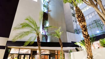 Voorkant accommodatie - avond/nacht