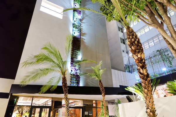 Fachada da propriedade à noite