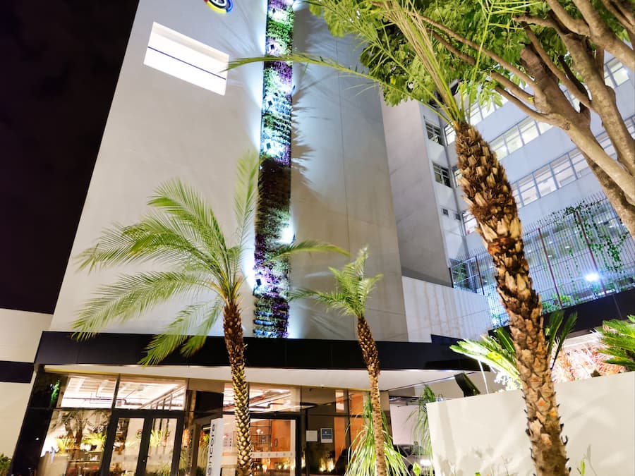 Fachada da propriedade à noite