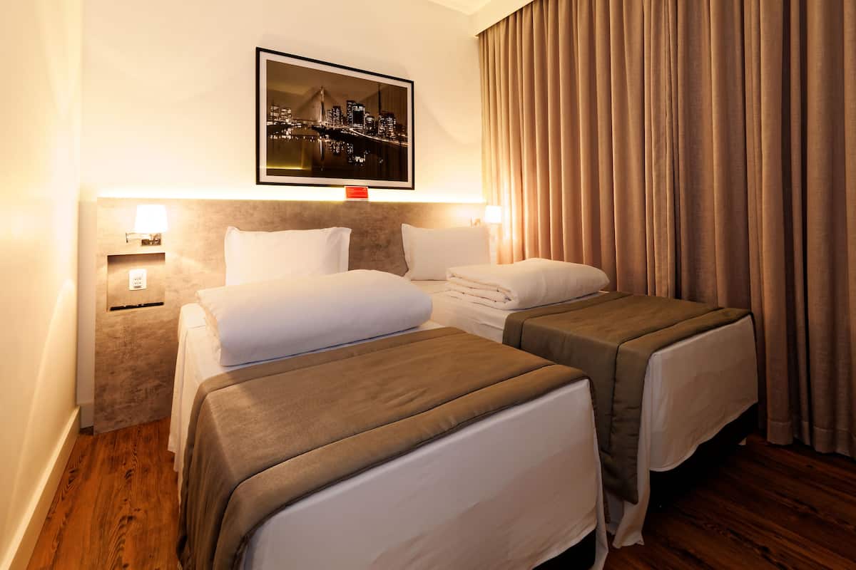 Standard Twin Room | Bar mini, peti besi dalam bilik, langsir/tirai gelap terus, kalis bunyi