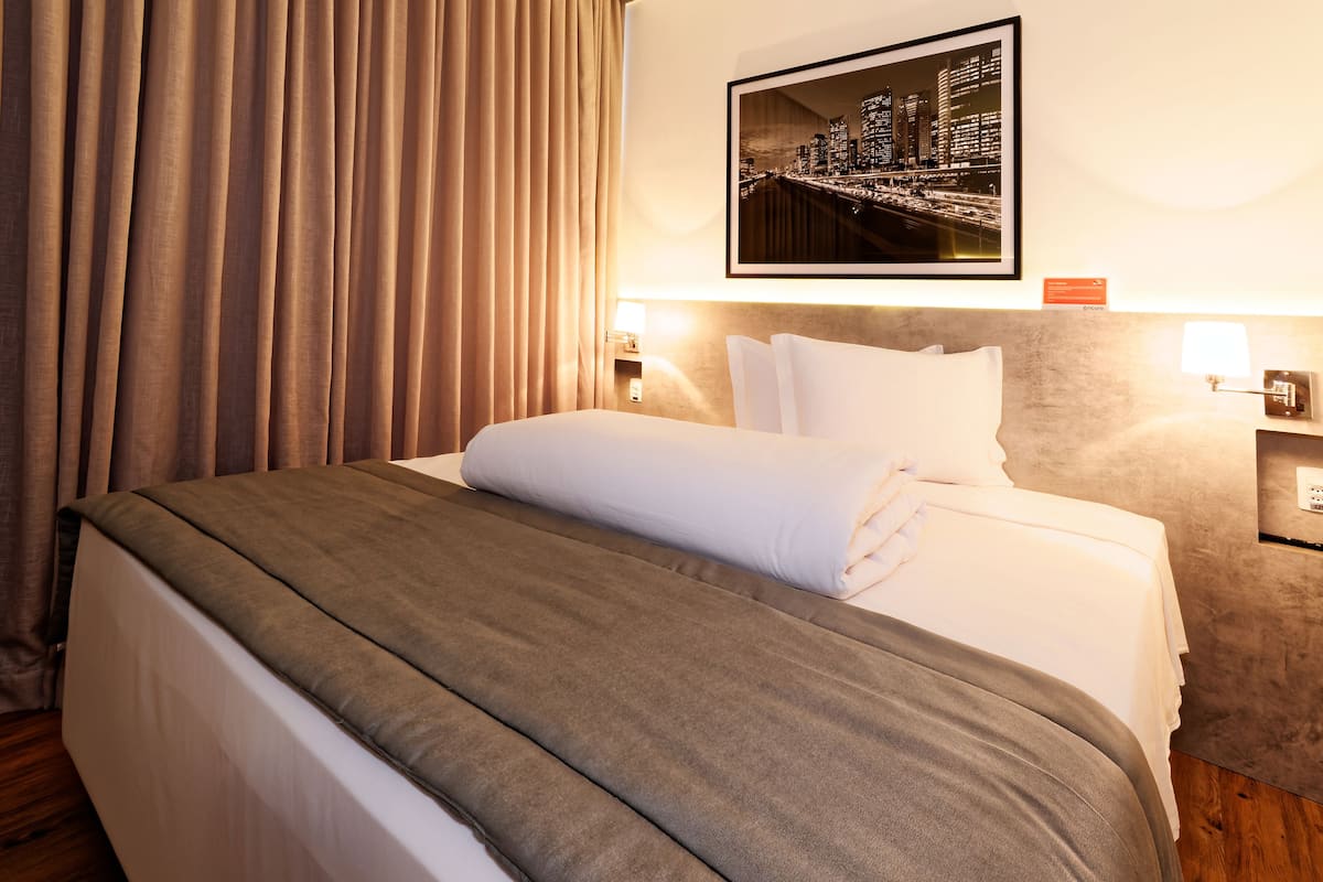 Standard Double Room | Bar mini, peti besi dalam bilik, langsir/tirai gelap terus, kalis bunyi