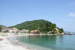 在海滩、沙滩椅、海滩遮阳伞