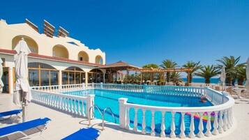 Outdoor pool, pool umbrellas, sun loungers