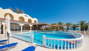 Outdoor pool, pool umbrellas, sun loungers - Katerina Hotel Apartments (Preveza)