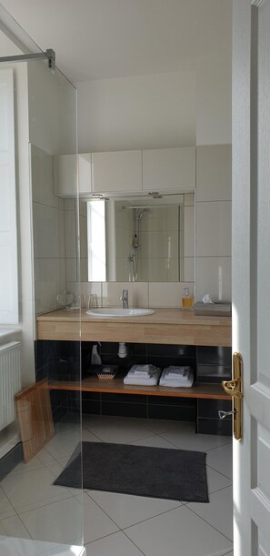 Deluxe Double Room, Private Bathroom, Park View (Chambre Bleue ) | Bathroom | Towels