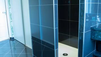 Deluxe Double Room, Private Bathroom, Park View (Chambre Jaune) | Bathroom | Towels