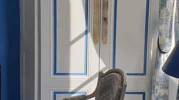 Deluxe Double Room, Private Bathroom, Park View (Chambre Bleue )