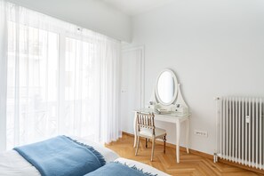 Comfort appartement, 2 slaapkamers | Individueel gedecoreerd, individueel gemeubileerd, een bureau