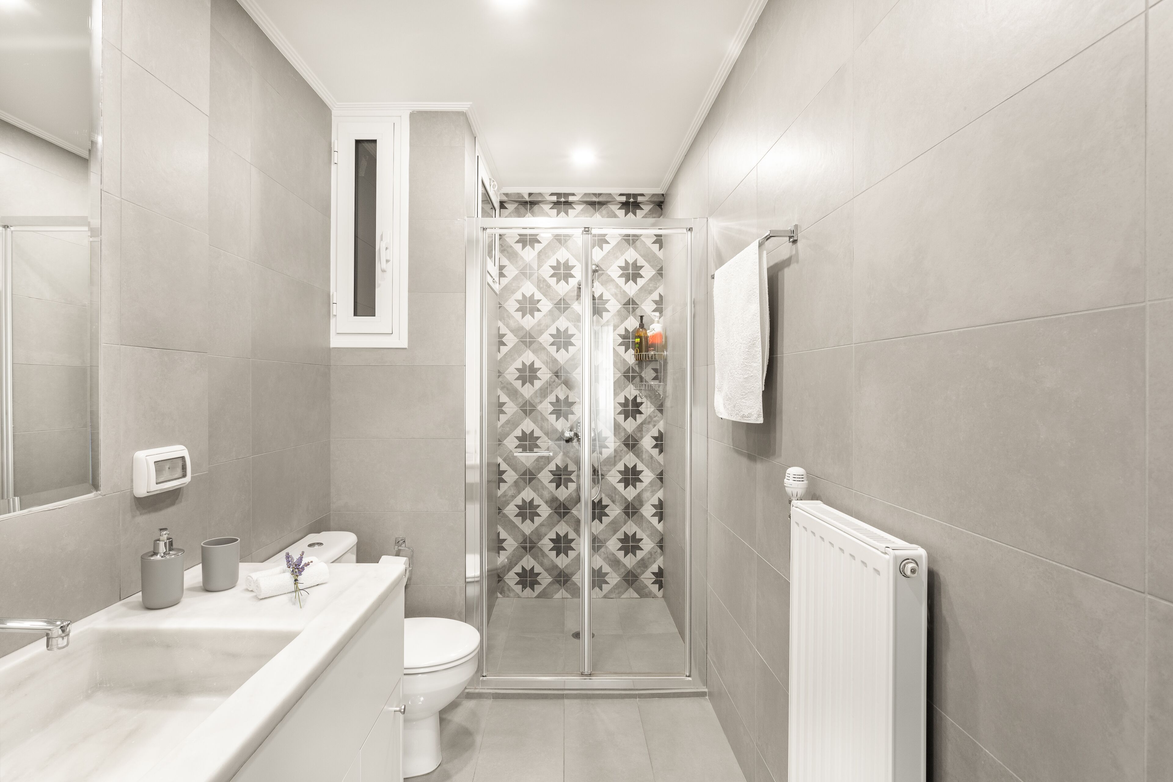 Ein modernes Badezimmer mit Dusche, Toilette und Waschbecken.