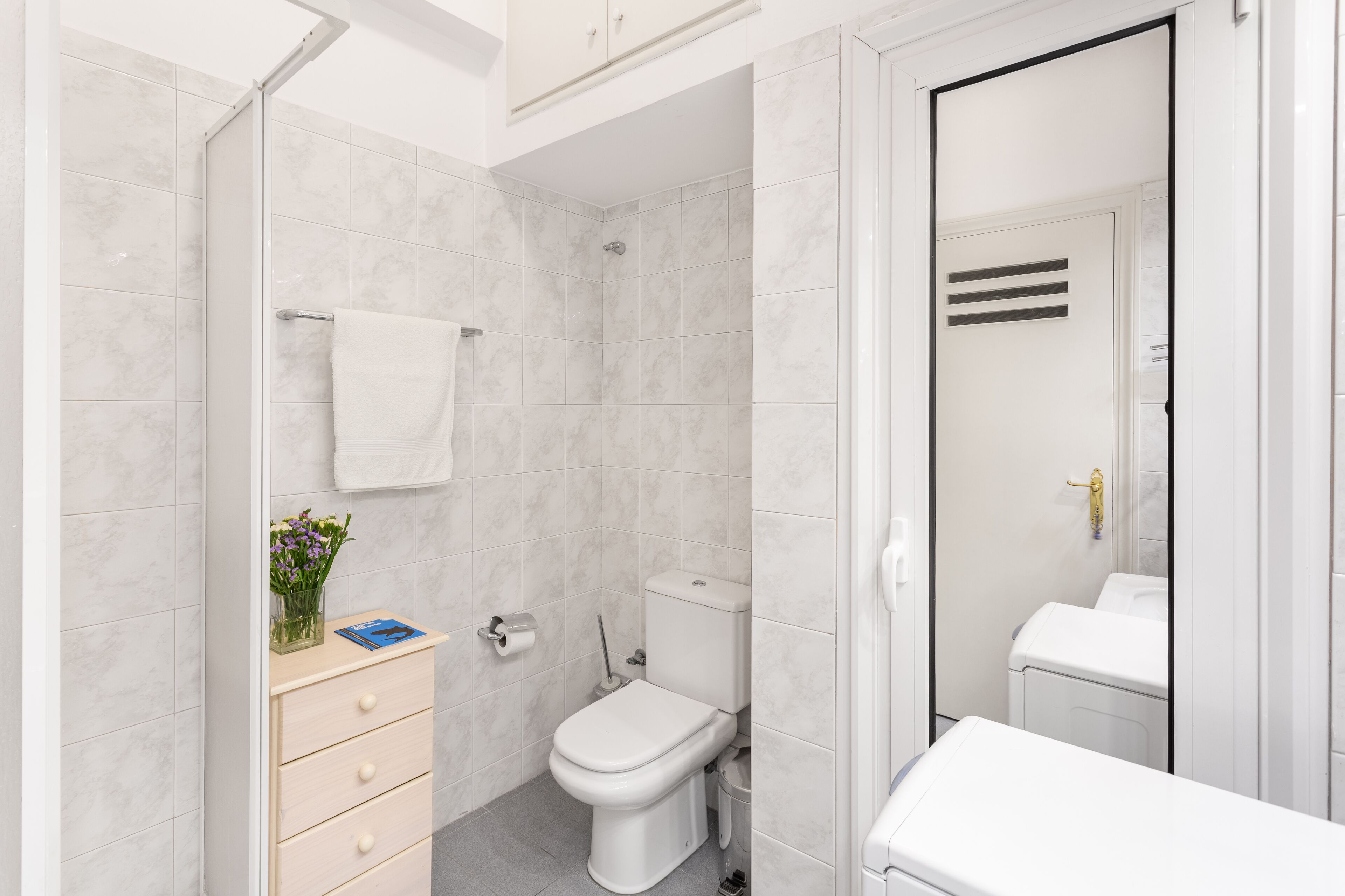 Un baño moderno con inodoro, ducha y lavabo.