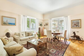 Apartament, 2 dormitoris, planta baixa | Sala d'estar | Televisor de pantalla plana i reproductor de DVD