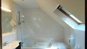 Une salle de bain moderne avec une baignoire, des toilettes et un lavabo.