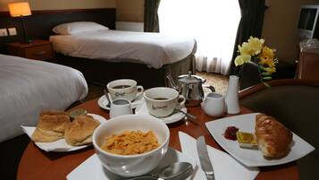 Standard Twin Room, 2 Twin Beds | Room service - dining