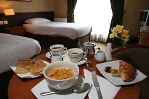 Standard Twin Room, 2 Twin Beds | Room service - dining