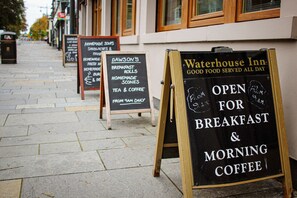 Exterior detail - Waterhouse Inn (Alexandria)