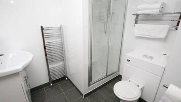 Douche, articles de toilette gratuits, sèche-cheveux