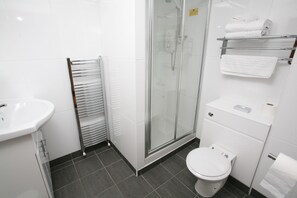 Shower, free toiletries, hair dryer, towels - Waterhouse Inn (Alexandria)