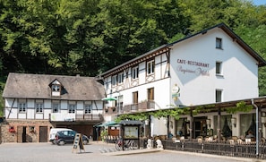 Front of property - Landhotel Ringelsteiner Mühle (Moselkern)
