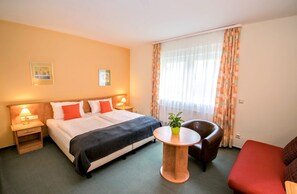 Habitación Confort doble, 1 cama doble con sofá cama | Escritorio, tabla de planchar con plancha, cunas (de pago) y wifi gratis