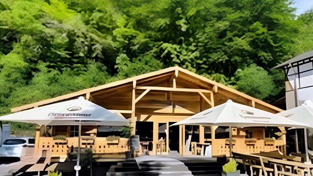 Een houten gebouw met een zadeldak, omgeven door weelderige begroeiing. Voor, op de grond, staan witte parasols met logo's.