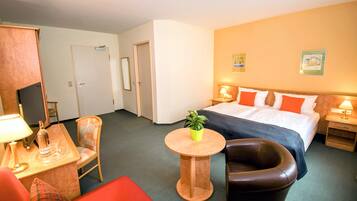 Comfort tweepersoonskamer, 1 tweepersoonsbed met slaapbank | Een bureau, een strijkplank/strijkijzer, babybedden, gratis wifi